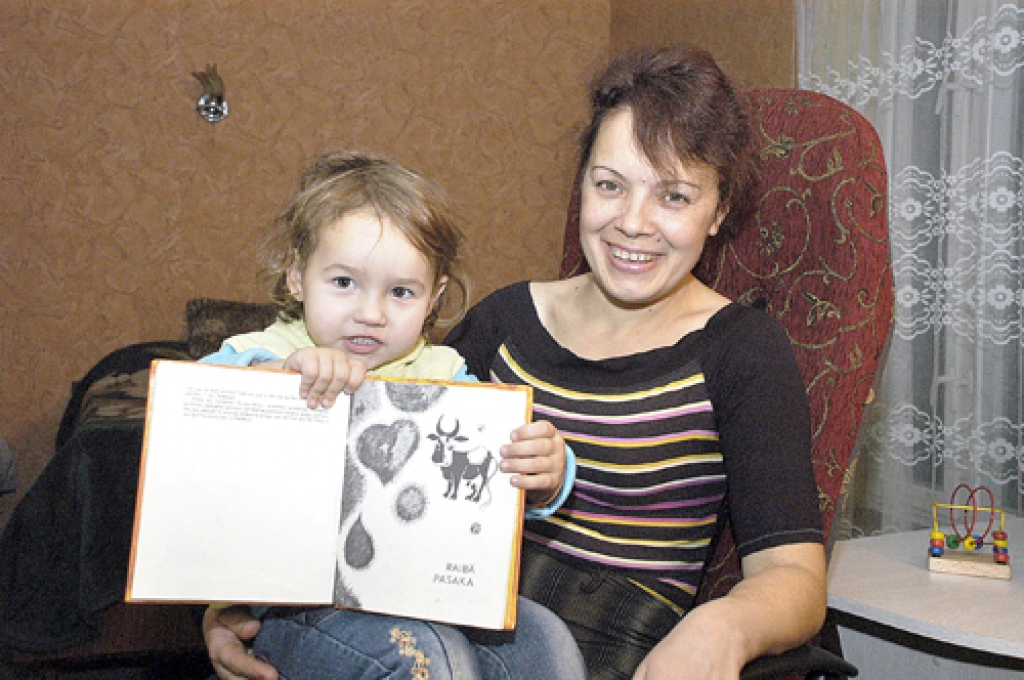 Mārīte Jankauska kopā ar ģimenes lutekli – divus gadus veco meitiņu Džinetu.