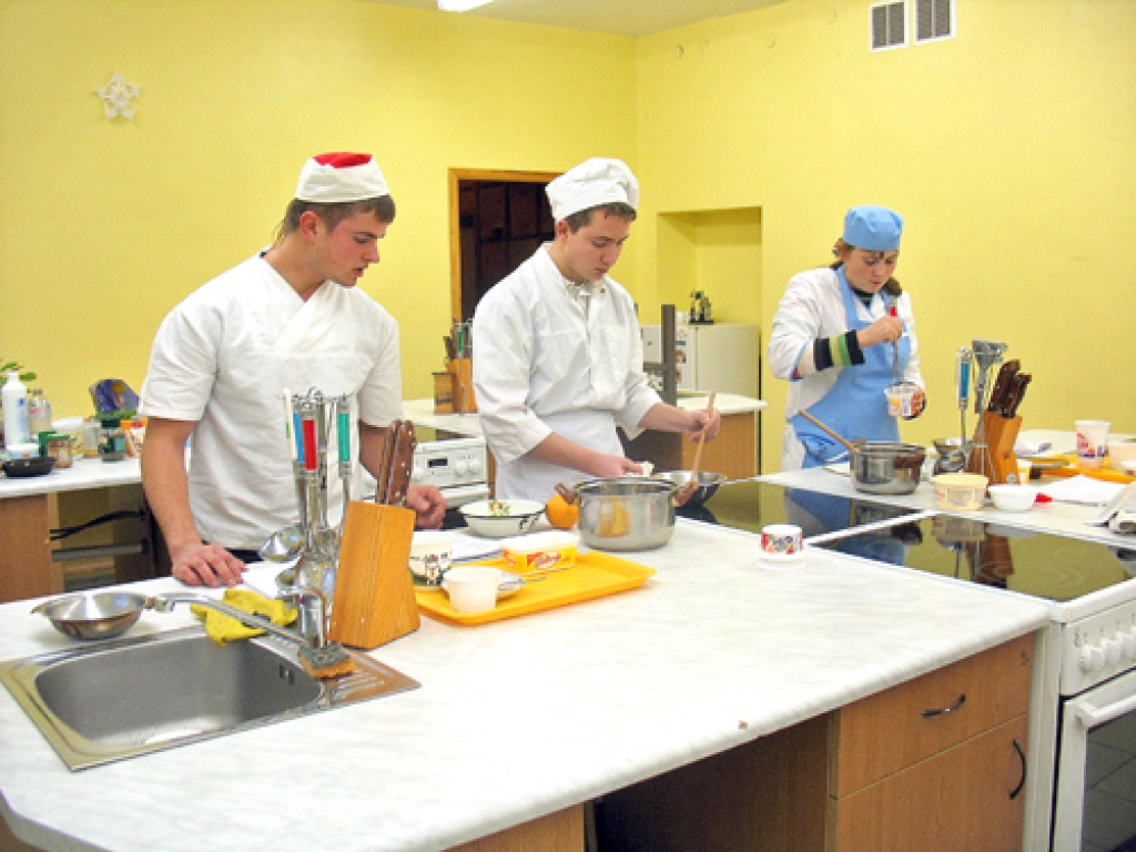 Ēdināšanas pakalpojumu specialitātes 2. kursa audzēkņi Nauris Auželis (no kreisās), Fēlikss Zikratijs un Raksana Gudrika mācās gatavot piparkūkas. Viņi ir pārliecināti, ka  Saulainē nodrošināti visi nepieciešamie apstākļi labas profesionālās izglītības iegūšanai.
