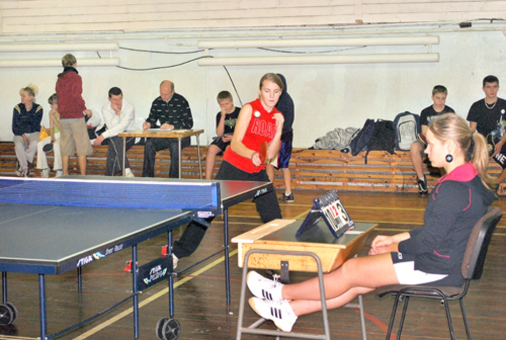 Galda tenisa noslēpumus vēlas atklāt aizvien vairāk jauno tenisistu, viņu vidū arī Silga Ose no Codes, kura apguvusi prasmes ne tikai futbolā un vieglatlētikā, bet arī galda tenisā. Spēli tiesā Madara Veipa.