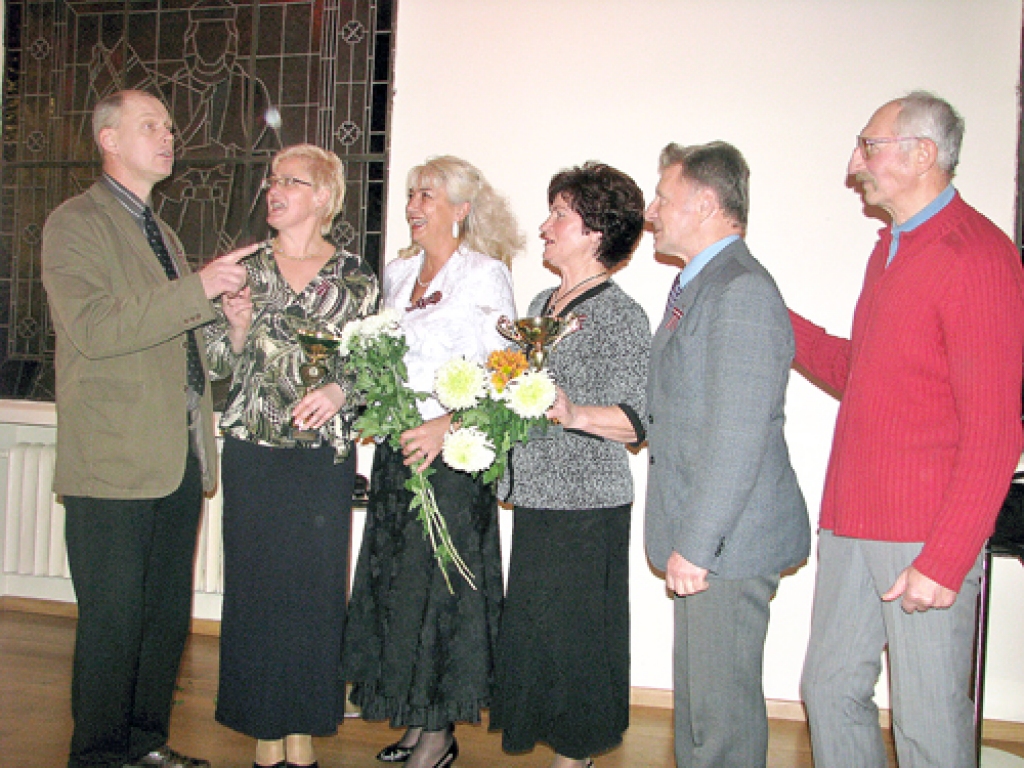 Artis Kamols (no kreisās) saņēmis Latvijas Sporta veterānu savienības medaļu par panākumiem pasaules čempionātā akadēmiskajā airēšanā. Arī citi – Bauskas rajona padomes Sporta nodaļas vadītāja Inga Ūbele, basketboliste Larisa Antužāne, vieglatlēti Daina Sunteika, Aleksandrs Rimševics un Ojārs Pārums – priecājas par aizejošo veiksmīgo sporta gadu.