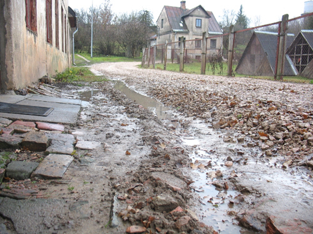 Šķembas uzbērtas, braukšana pa Kalēju ielu tagad kļuvusi ērtāka. Taču 32. mājas iemītniekiem citas raizes – lietus laikā ūdens tek mājā. 