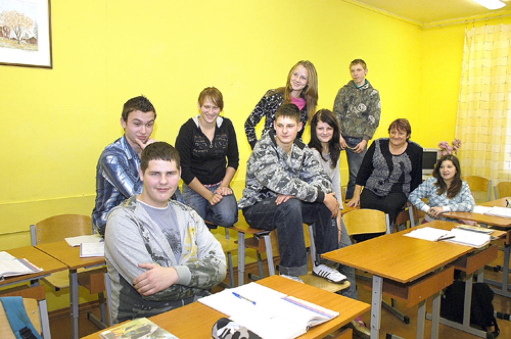 Griķu pamatskolas 9. klase ir Zemgalē zinošākā, savukārt individuāli zinošākais jaunietis Zemgalē ir šīs mācību iestādes audzēknis Andris Poļakovs (no kreisās).