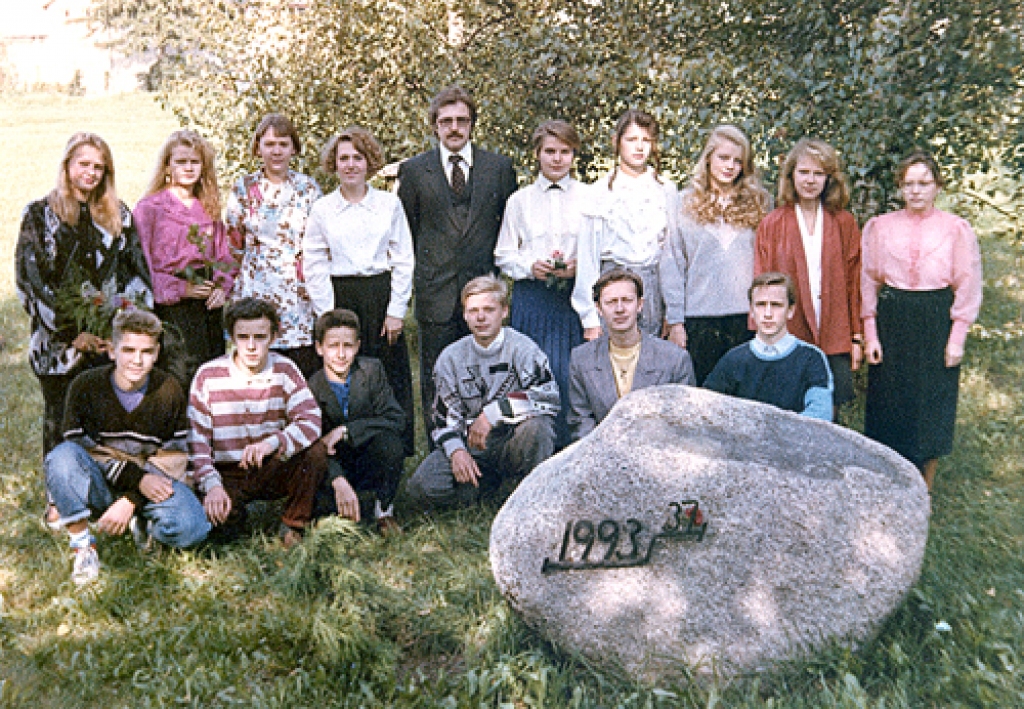 Andrejs Indāns ar savu pirmo izlaiduma klasi 1994. gadā. Pēc gada līdzīgu foto audzinātājs varēs uzņemt ar 11.b klasi.