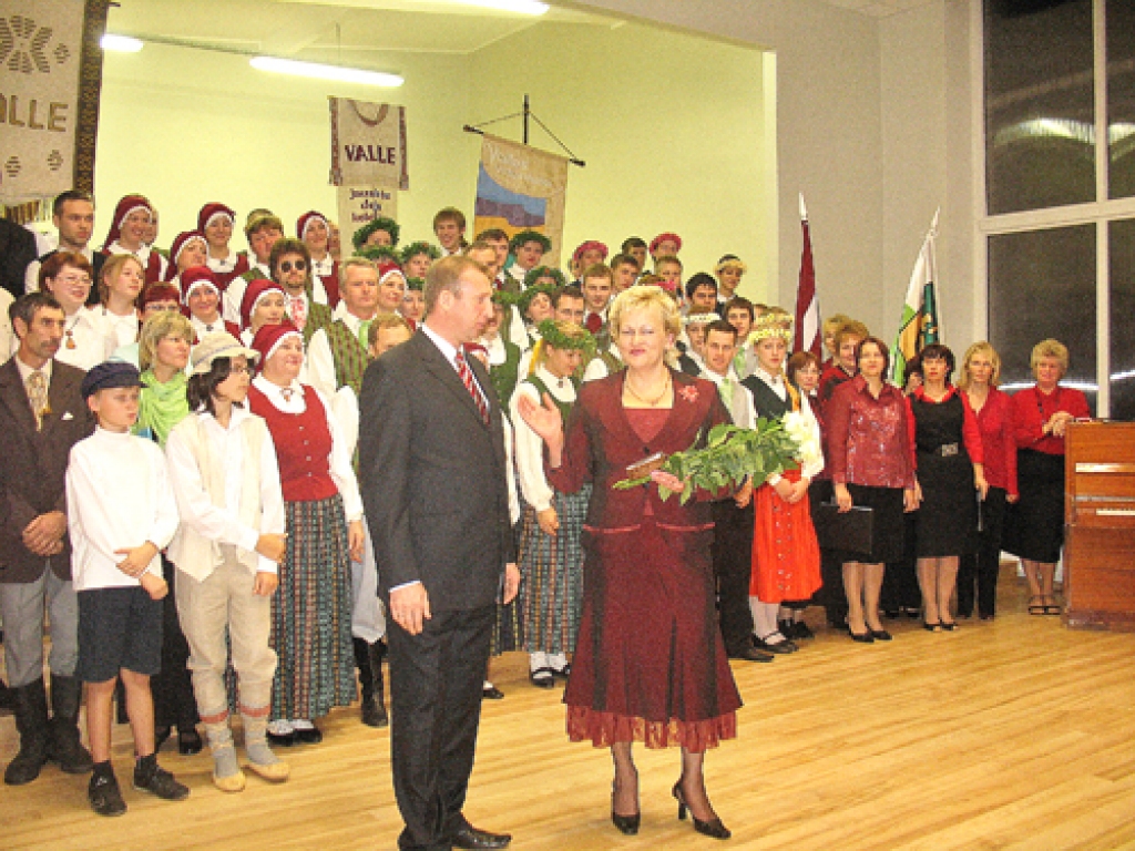 Valles pagasta pārvaldes vadītāja Iveta Radziņa veltī pateicības vārdus pašvaldības bijušajam priekšsēdētājam Arvīdam Zvirbulim. Viņš ir saieta nama projekta vadītājs un citu labu ideju nesējs.