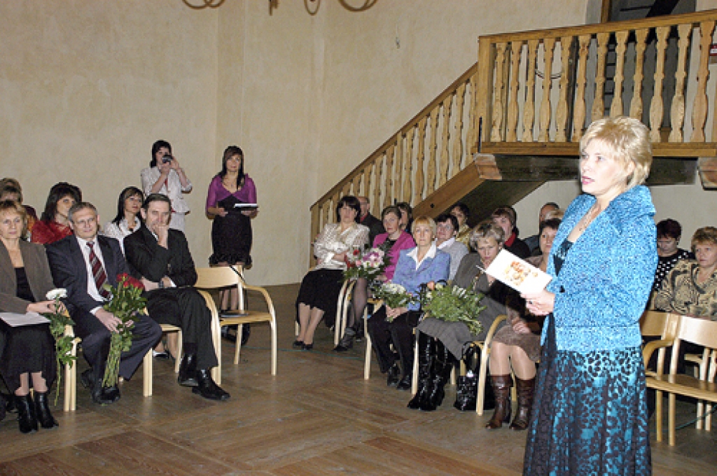 Aija Spriņķe, Bauskas rajona padomes Izglītības pārvaldes vadītāja, tradicionālajā sarīkojumā «Paldies, skolotāj!» pateicās pedagogiem par ieguldīto darbu. 