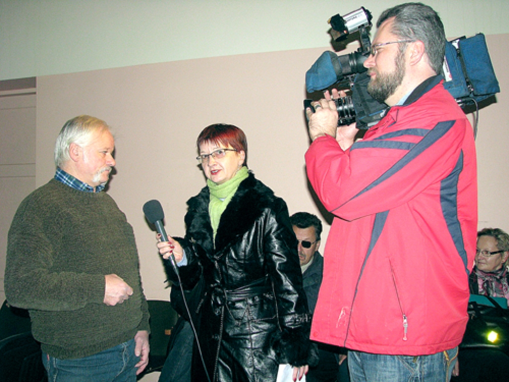 Zemnieku sanāksmes norisi fiksēja reģionālā televīzija, interviju sniedza bārbelietis Aivars Auziņš, izklāstot situāciju piena lopkopībā, kas ir saimniekošanas galvenā nozare jau ilgu laiku.