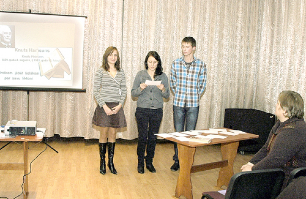 Knutam Hamsunam veltītu programmu Bauskas Centrālajā bibliotēkā prezentēja pilsētas 1. vidusskolas audzēkņi.