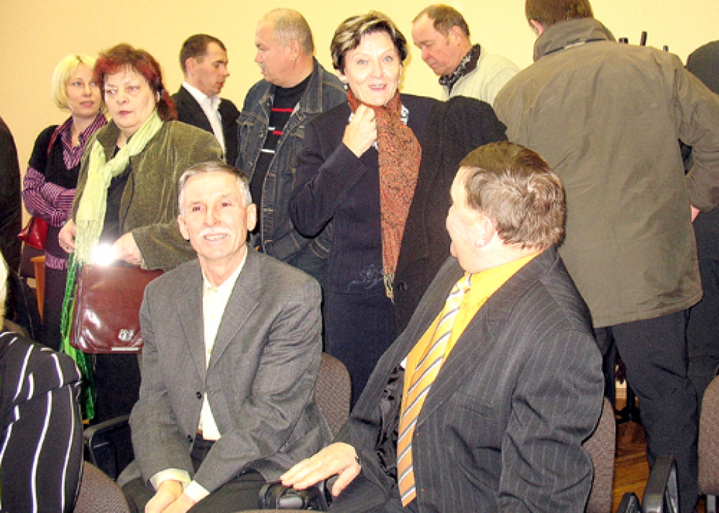 Sīri Vildere (centrā), valsts akciju sabiedrības «Latvijas Valsts ceļi» Bauskas nodaļas vadītāja, ieradusies uz tikšanos ar Bauskas, Vecumnieku, Iecavas un Rundāles novada vadītājiem, pārvalžu pārstāvjiem, pasažieru pārvadātājiem.