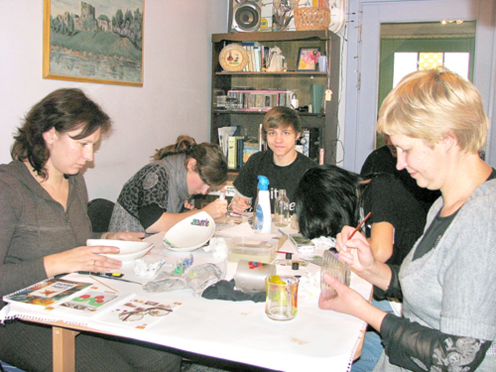 «Upescelmiņos» nodarbību dalībnieki izvietojās trīs telpās un katrs varēja īstenot savu krāsaino ieceri.