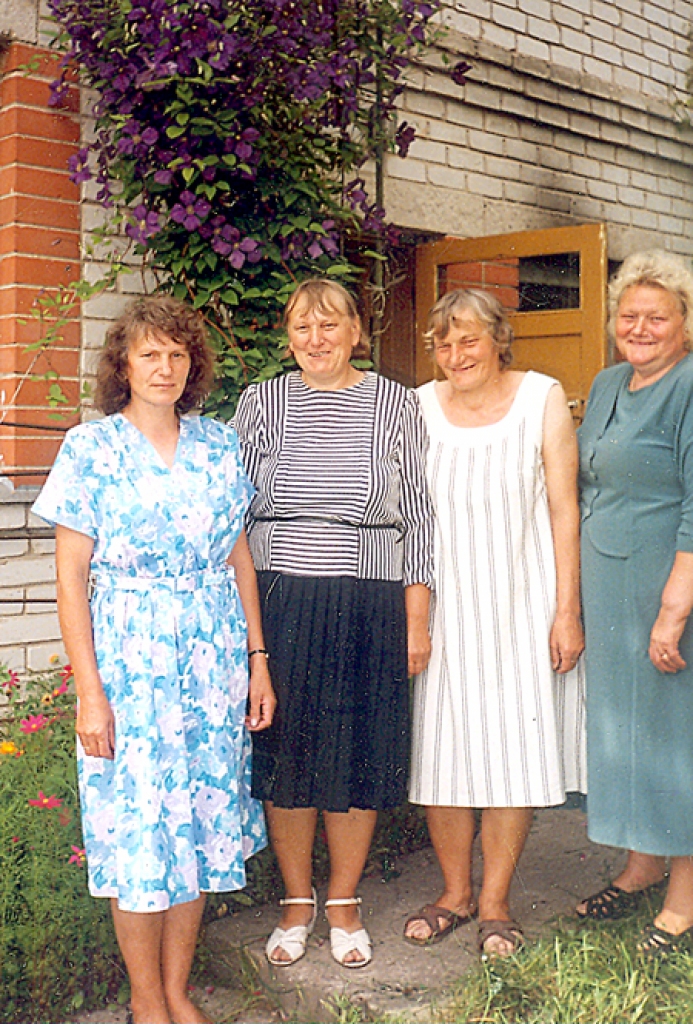 Kopā ar māsām pirms sešiem gadiem Mežotnē. Helēna (no kreisās), Jadviga, Alvīra un Irēna. 