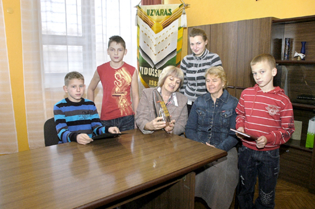 Uzvaras vidusskolas pārstāvji, kuru paveiktais izglītības iestādei ļāva iegūt Stikla kalnu, – Oskars Skuja (no kreisās), Artūrs Brūvers, Kitija Sprukste, Edijs Misa un skolotājas Valda Bičkova un Silvija Jurcika.