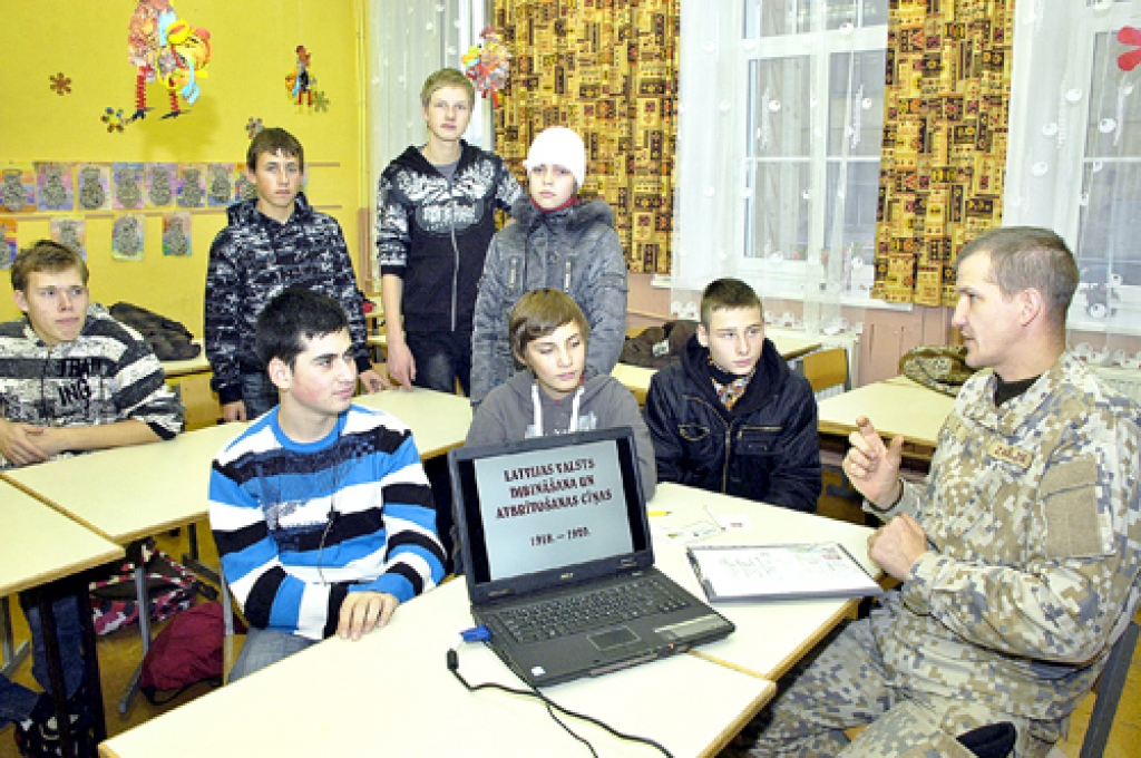 Latvijas vēstures nozīmīgos notikumus dienu pirms 11. novembra jauniešiem atgādina Bauskas 508. jaunsardzes vienības komandieris Zigurds Kalējs. 