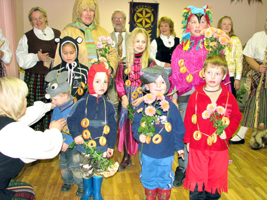 Visi koši maskotie Vecsaules pagasta Mārtiņdienas svinību viesi saņēma baranku medaļas un rūgti smaržīgas mārtiņrozes. Pēc tam visi metās līksmos dančos nolēkāt gardo cienastu kalorijas.