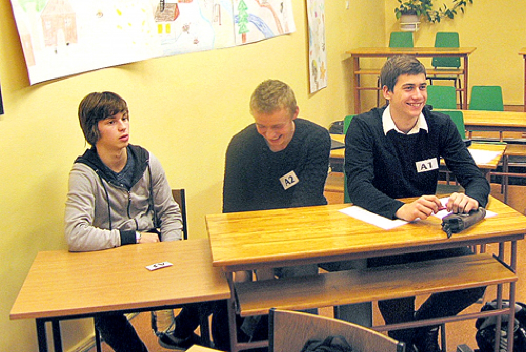 Labākie debatētāji Zemgalē – Toms Arturs Plešs (no kreisās), Mārcis Žabovs un Arturs Rubins – oponentu argumentus uztver ar smaidu.