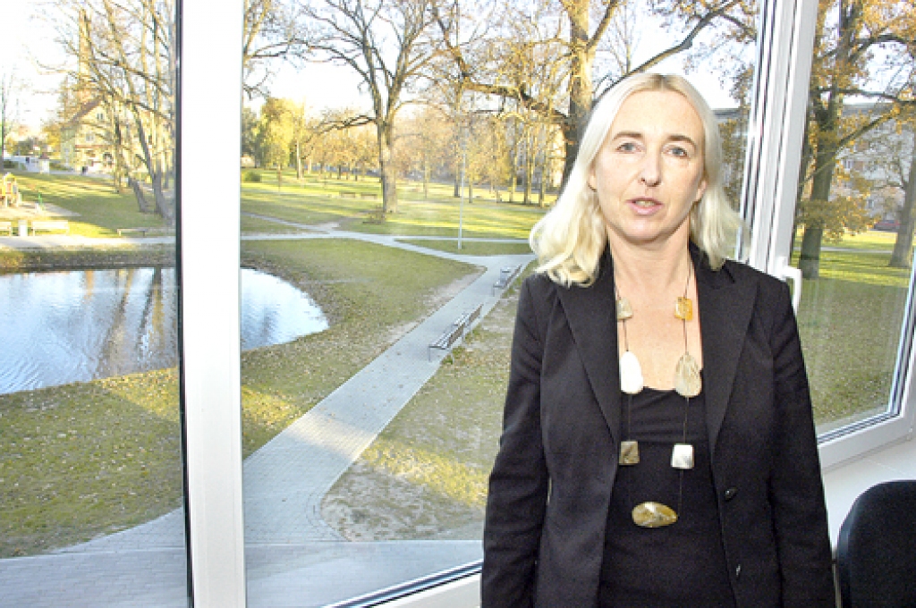 Mākslinieces Mārītes Šulces kompozīcijas raksturo konkrēta gadalaika pazīmes un noskaņas Korfa dārzā.