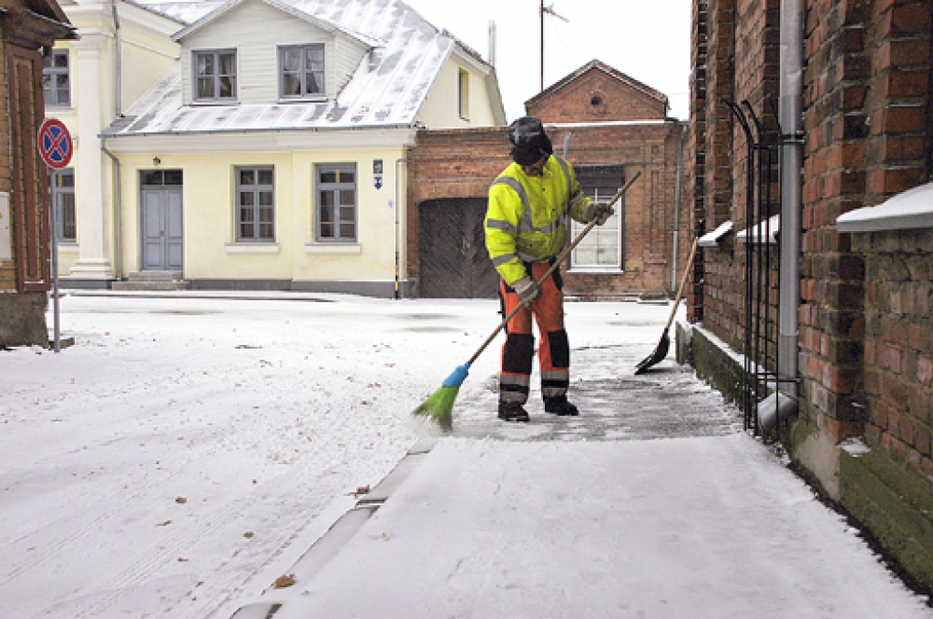 Sētnieks Edgars Ērmanis no pirmā sniega tīra trotuāru Kalēju ielā Bauskā.
