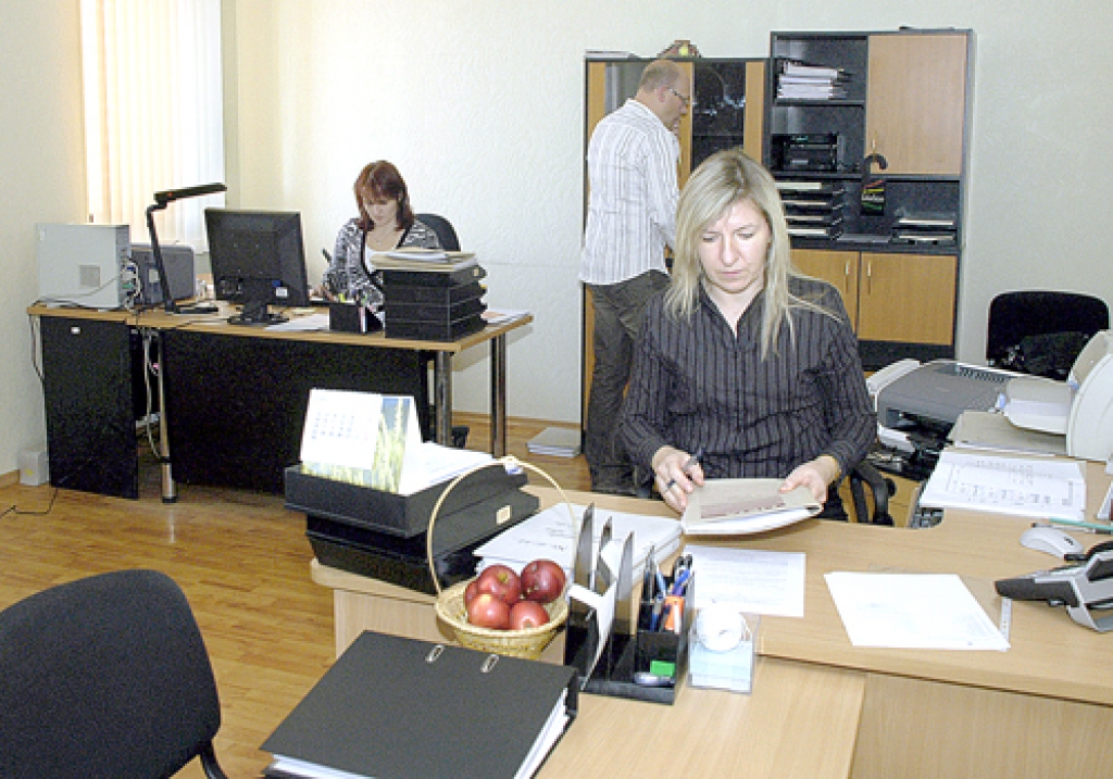 Jaunā adrese Uzņēmumu reģistra Zemgales nodaļai ir: Bauska, Katoļu iela 3, atgādina vadītāja Ligita Dāboliņa (no labās).