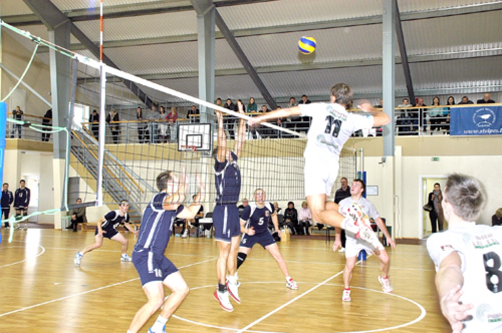 Kārļa Volodina uzbrukums ir spēcīgs un dod vēl vienu punktu sporta kluba «Vecumnieki» volejbola komandai.