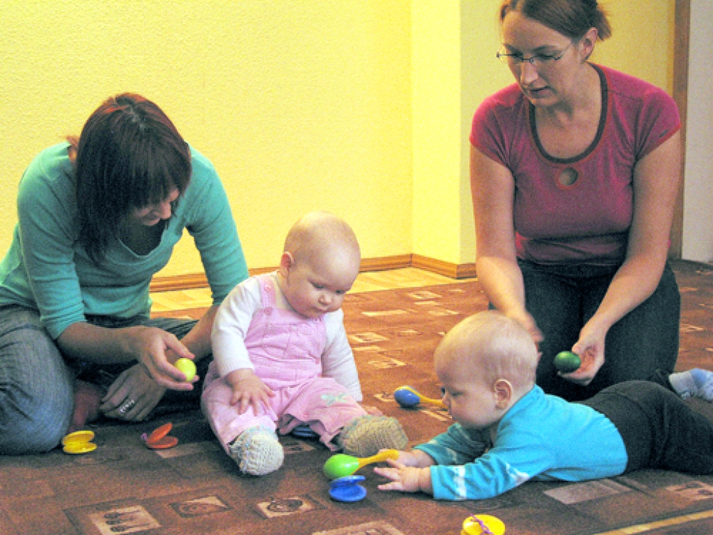 «Yamaha» mūzikas skolā pavisam mazi bērni kopā ar vecākiem dzied, kustas un iepazīst ritma pasauli.