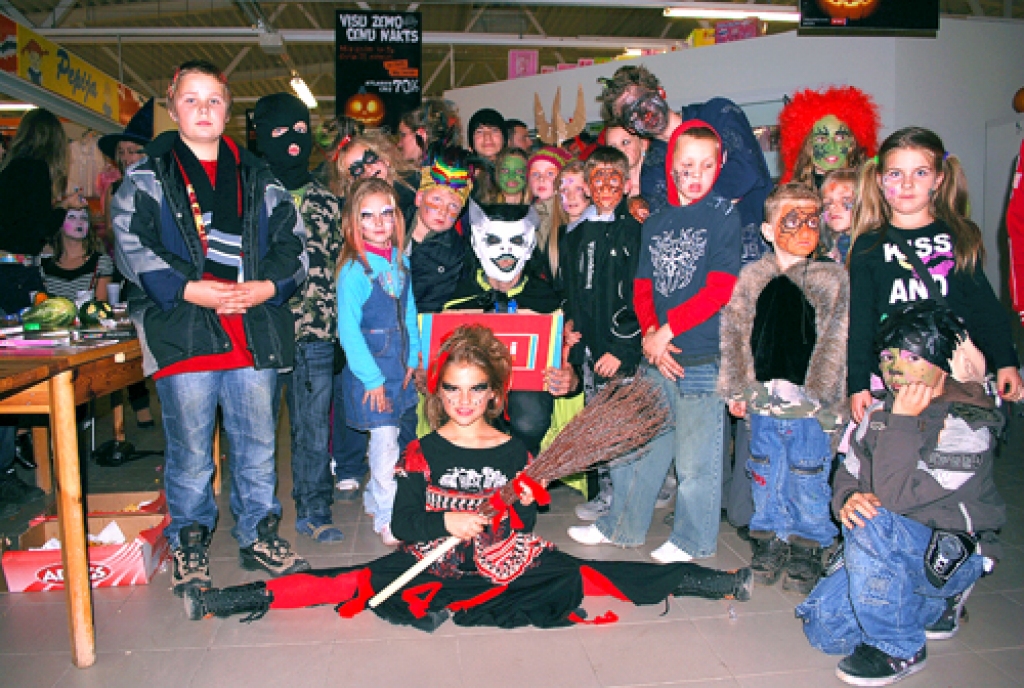 Elvitas Beikules raganiņu (priekšplānā) «Rimi Bauska» ekspertes atzina par Helovīna vakara vislabāko tēlu. Maskotu tēlu sestdienas naktī bija kupls pulks.