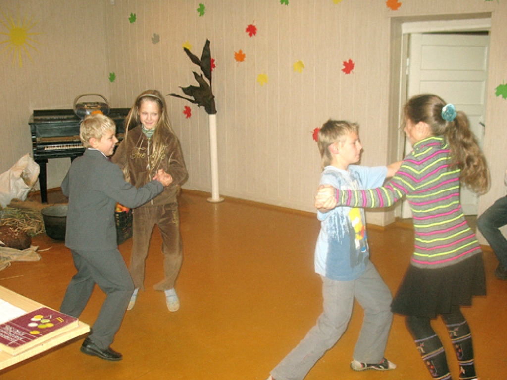 Elīna Kūla-Braže, skolotāja un folkloriste, veidojusi jaukos ražas svētkus Griķu skolā.