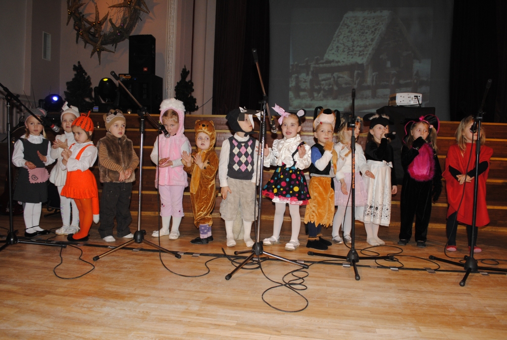 Uz pilsētas tautas nama skatuves pirmo reizi dziedāja studijas ''Miljons'' visjaunākie dalībnieki.
Autors: Juris Iļņickis