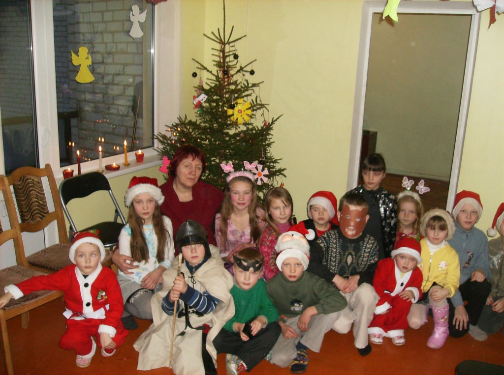 Vecsaules pagasta pansijā «Kūdra» apkārtnes bērni vecajiem cilvēkiem 29. decembrī sarīkoja svētku brīdi. Katrs saņēma skolēnu zīmētu apsveikuma kartīti, bija sagatavots jauks koncerts.  
Autors: No albuma.