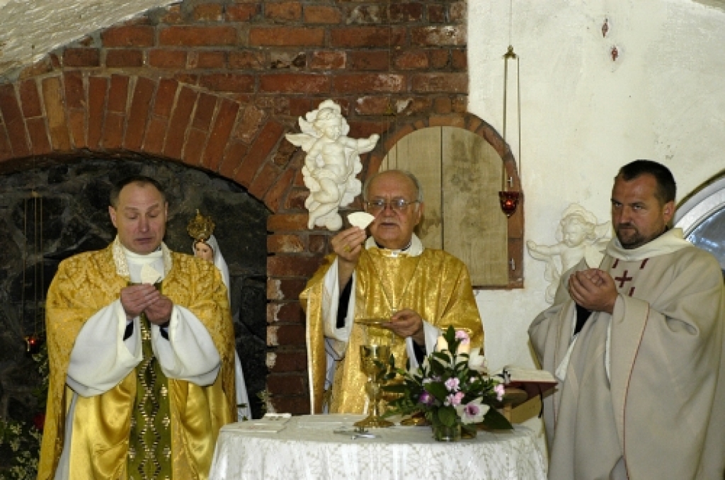 Šī gada 1. maijā dievkalpojumu Bruknas Kalna svētību kopienā vadīja pats bīskaps un priesteri Andrejs Mediņš un Romualds Baļčūns.
Autors: No «Bauskas Dzīves» arhīva.