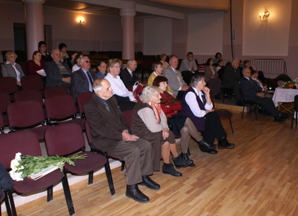 Otrdien, 29. decembrī, Bauskas politiski represēto klubs «Rēta» apcerēja ne vien Ziemassvētku laiku un Jauno gadu, bet arī šīs nevalstiskās organizācijas pastāvēšanas 20 gadu jubileju.
Autors: Imants Nullītis