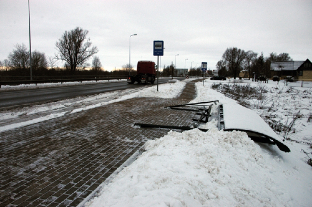 Naktī no 29. uz 30. decembri kādam pa kājām pamaisījušās no metāla konstrukcijām veidotās autobusu pieturvietas pie kafejnīcas «Pauze». 
Autors: Ivars Bogdanovs
