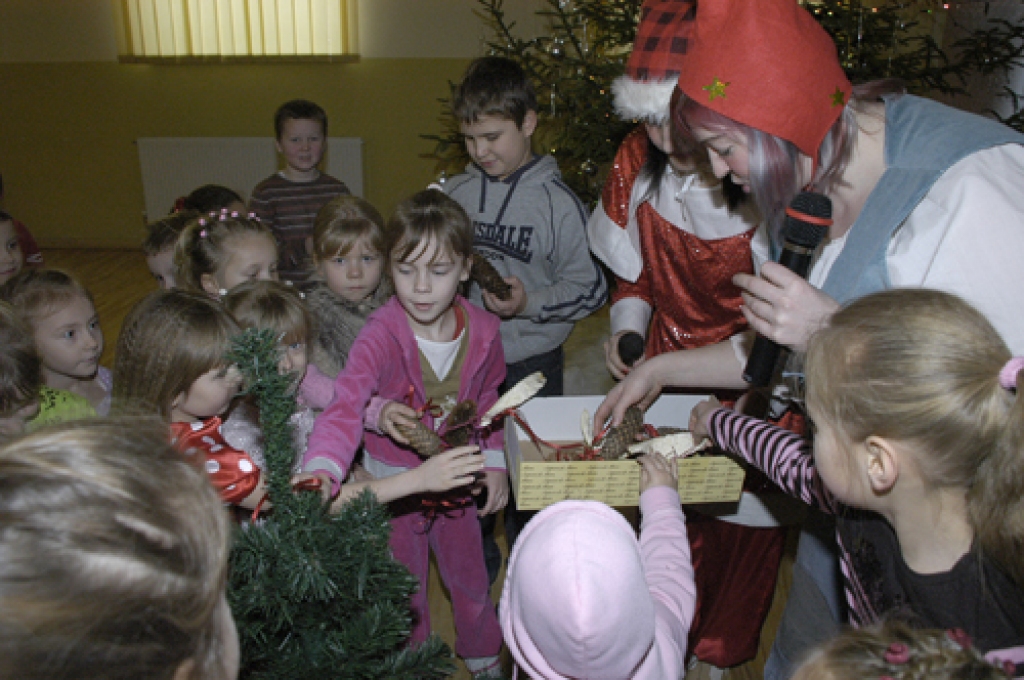 Kamēr pēc garā ceļa Ziemassvētku vecītis atvilka elpu, ar mazajiem Ceraukstes pagasta bērniem spēlējās rūķu meitenes Anna un Minna. 
Autors: Ivars Bogdanovs