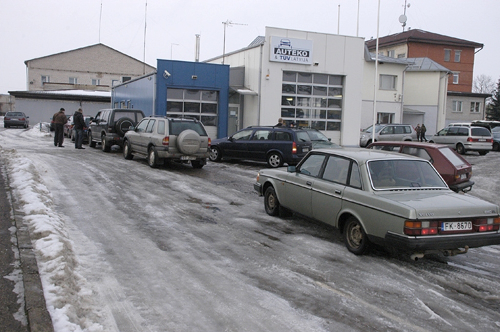 Pie Bauskas CSDD nodaļas, lai sagaidītu tehniskās apskates pārbaudi, 28. decembrī vajadzēja gaidīt vismaz divas stundas. 
Autors: Ivars Bogdanovs