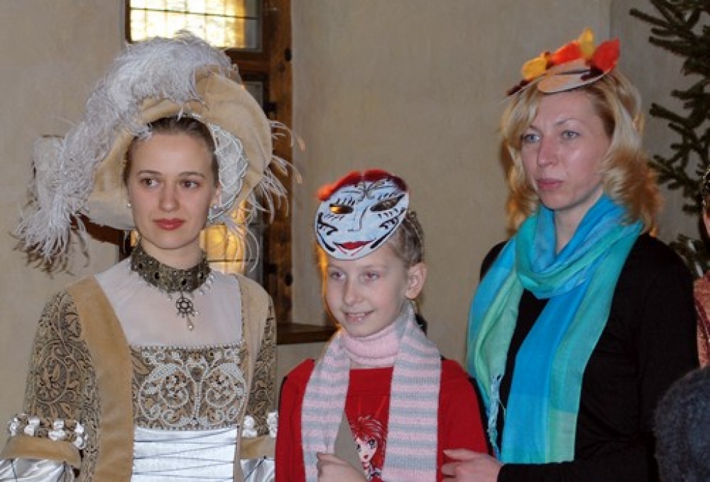 Krista Ruhocka (vidū) kopā ar māmiņu Inetu Ruhocku un vienu no princesēm Ievu Bronko-Pastori. 
Autors: Uldis Varnevičs