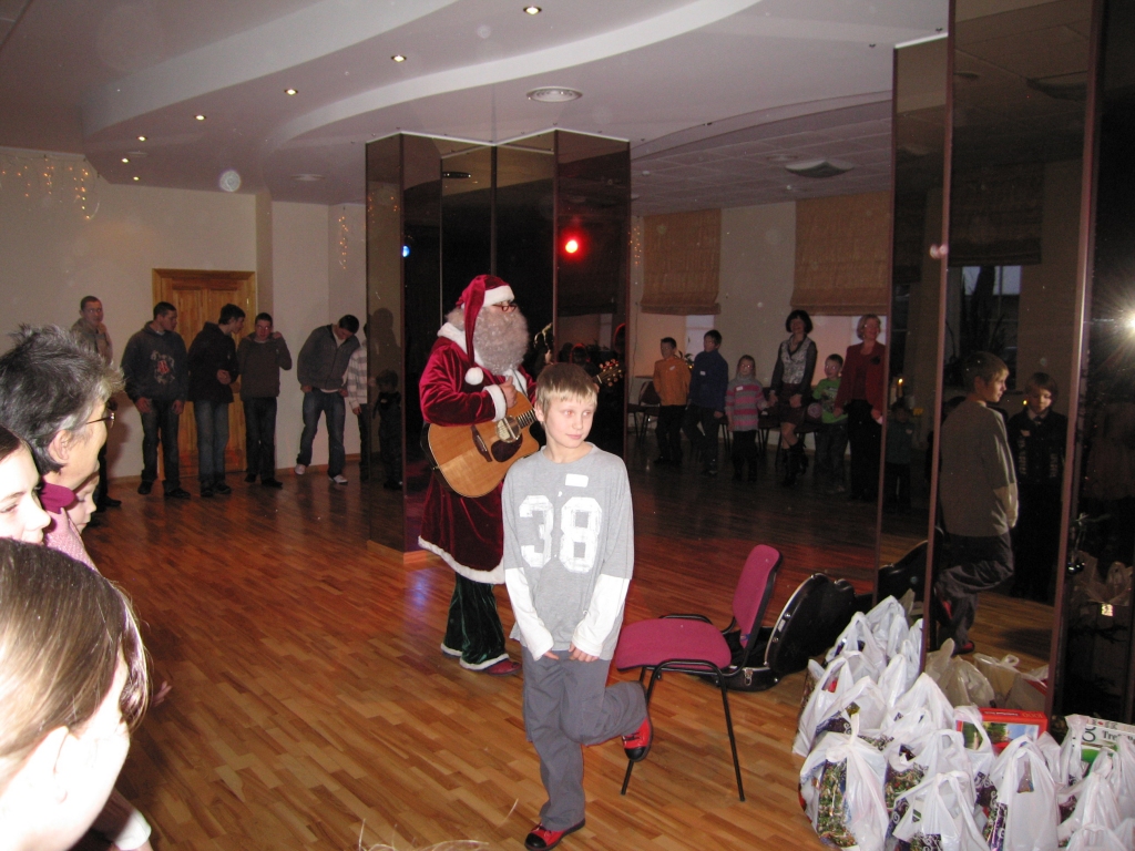 Rotaļas ar Salatēti pēc koncertizrādes «... un atkal Pifs» otrajos Ziemassvētkos Iecavas kultūras namā aizrāva vairāk nekā pussimtu novada bērnu.
Autors: Madara Ērgle