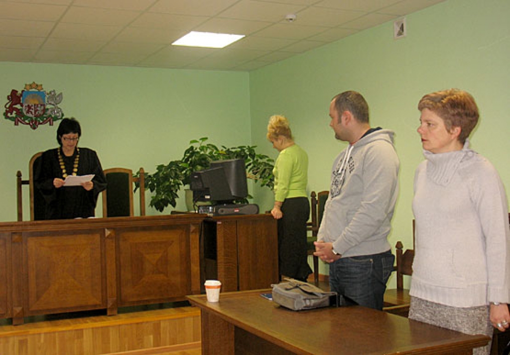 Bauskas rajona Tiesas priekšsēdētāja Iveta Andžāne nolasa spriedumu, kurā nolemts apmierināt Līgas Āboliņas (no labās) prasību par viņas atjaunošanu darbā Valsts Policijā.
Autors: Vilnis Auzāns