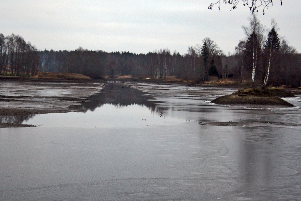 Saskaņā ar projektu krastmalā būs trīs smilšu volejbola laukumi, automobiļu stāvvieta un izveidota tīkama vide atpūtai. 
Autors: Artūrs Enkurs