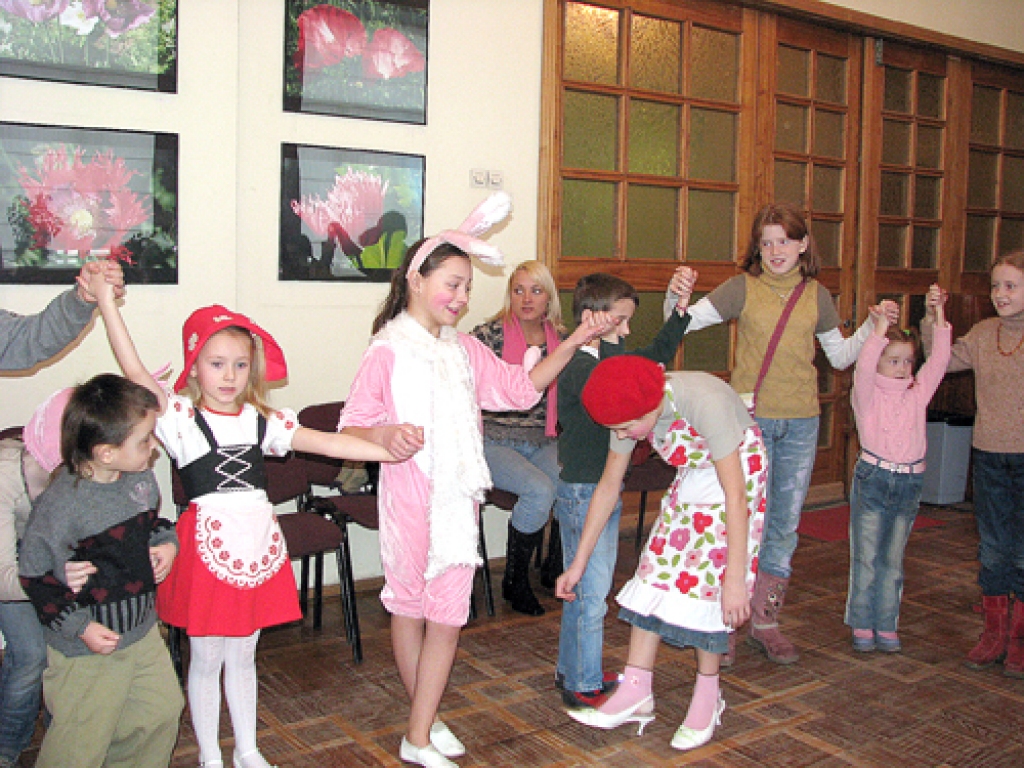 Bērni, kurus pilsētas tautas namā kopā aicināja sporta apvienība «Zvaigzne», izkustējās rotaļās un saņēma arī Ziemassvētku vecīša veltes.
Autors: Juris Iļņickis