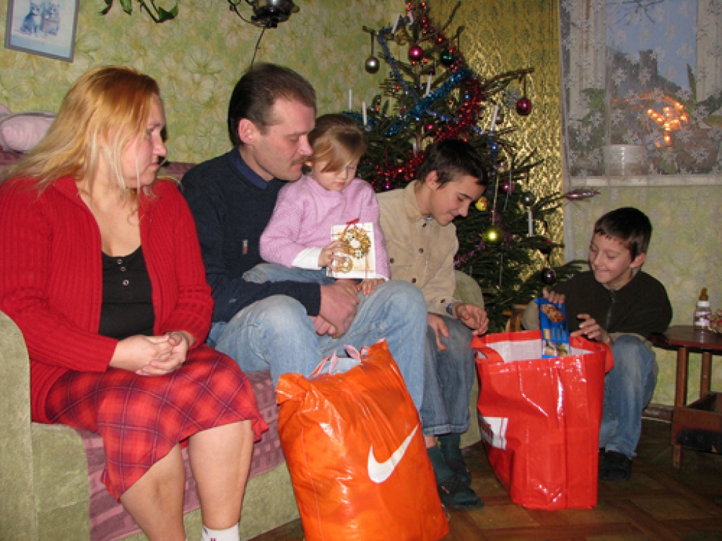 Septiņi bērni, no kuriem jaunākajam ir trīsarpus mēnešu, aug Sandras un Raimonda Pintu ģimenē. Lielajai saimei tika nodots prāvs vedums no citu cilvēku Bauskā ziedotā, arī «Rimi» dāvātā pārtika un higiēnas preces.
Autors: Juris Iļņickis