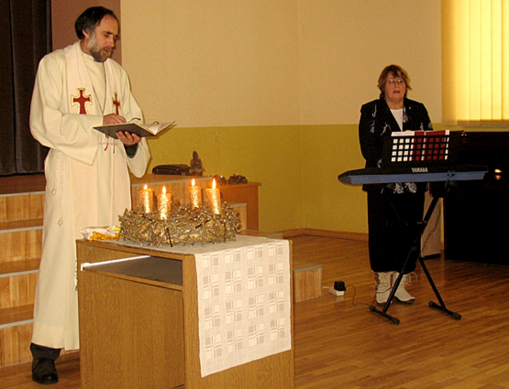 Līdz ar mācītāju Jāni Tālumu Ceraukstes tautas namā muzicēja arī Ināra Grēniņa. 
Autors: Vilnis Auzāns