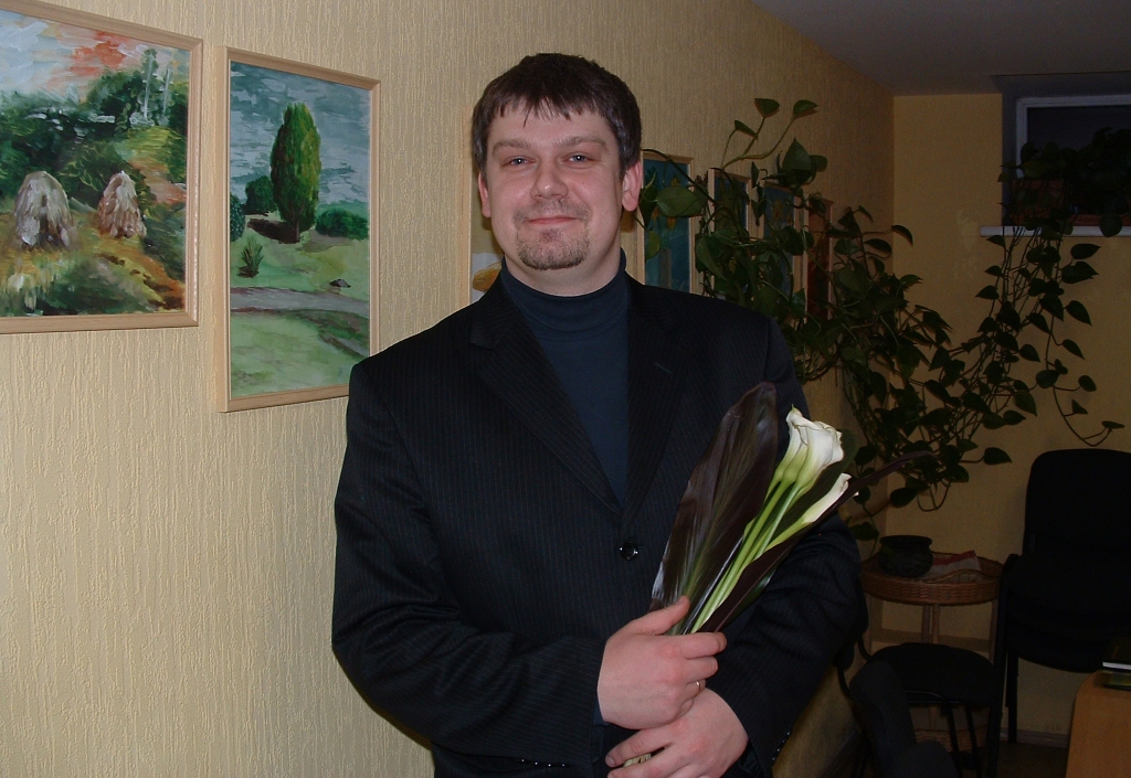 Par Valles vidusskolas direktoru iecelts Česlavs Batņa. Pirms deputātu balsojuma viņš sacīja: «Ja uzticēsit man šo darbu, Valles vidusskolu izveidošu par spēcīgu mācību un kultūras iestādi.»
Autors: Žanna Zālīte