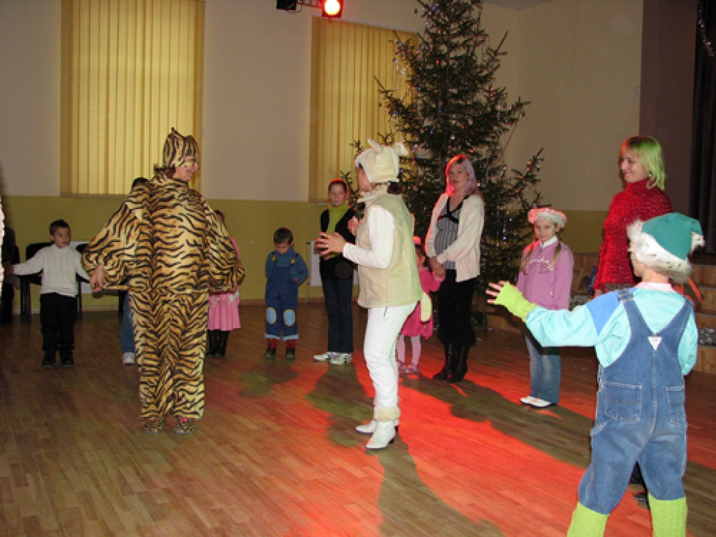 Lauku sieviešu kluba «Mikslis» dalībnieces Ceraukstē šogad pirmoreiz rīkoja svētkus ģimenēm ar bērniem. 
Autors: Juris Iļņickis