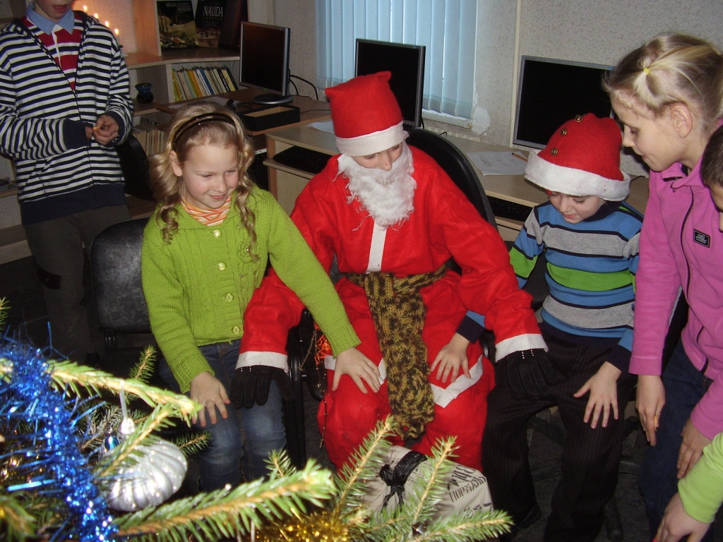 Pie durvīm atskan klauvējiens, un klāt ir tāds kā Ziemassvētku vecīša «jaunākais brālis» – augumā neliels, bet ar dāvanām. 
Autors: Inga Muižniece