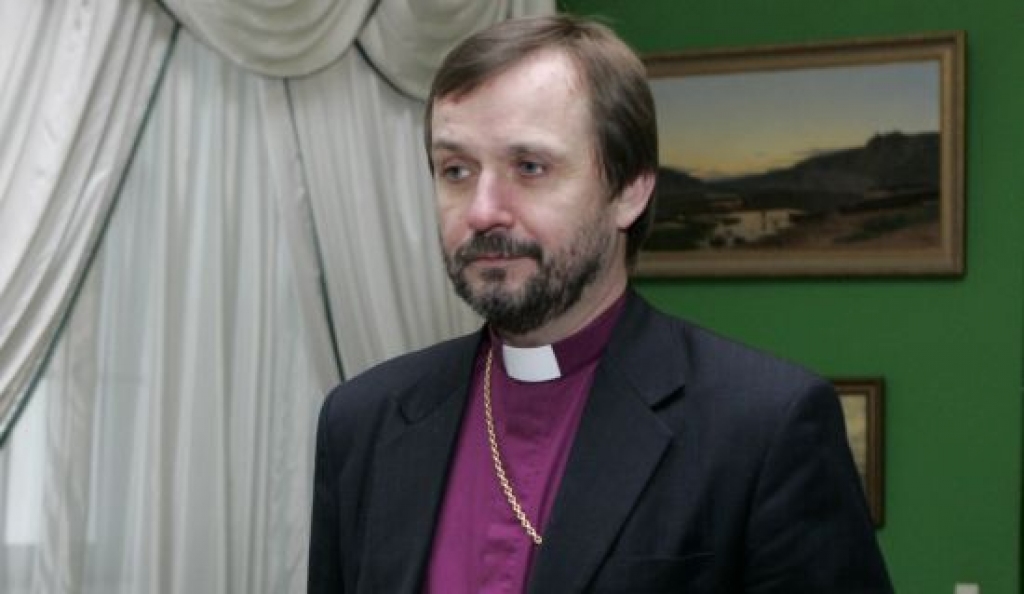 Latvijas Evaņģēliski luteriskās baznīcas arhibīskaps Jānis Vanags savā Ziemassvētku uzrunā Latvijas iedzīvotājus aicinājis netiesāt līdzcilvēkus, meklējot atriebības iespējas saviem pāridarītājiem, bet attiecībās ar cilvēkiem ienest vairāk piedošanas un mīlestības.
Autors: www.diena.lv