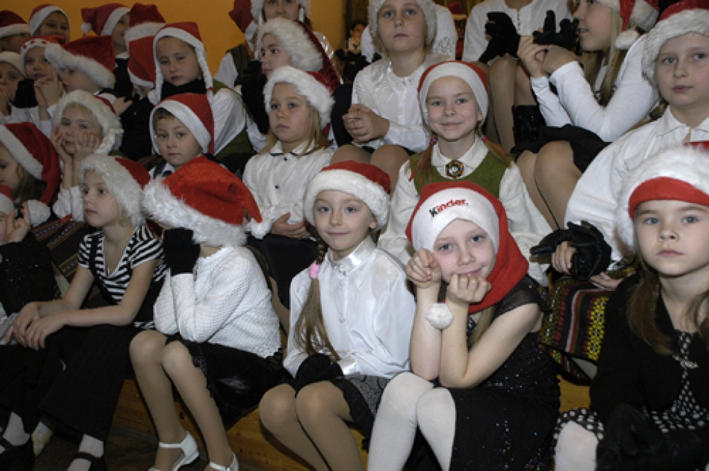 Rūķu cepures gan tradicionālajā sarkani baltajā dizainā, gan ar citiem oriģināliem motīviem svinību dienā bija galvā daudziem audzēkņiem un skolotājiem.
Autors: Ivars Bogdanovs