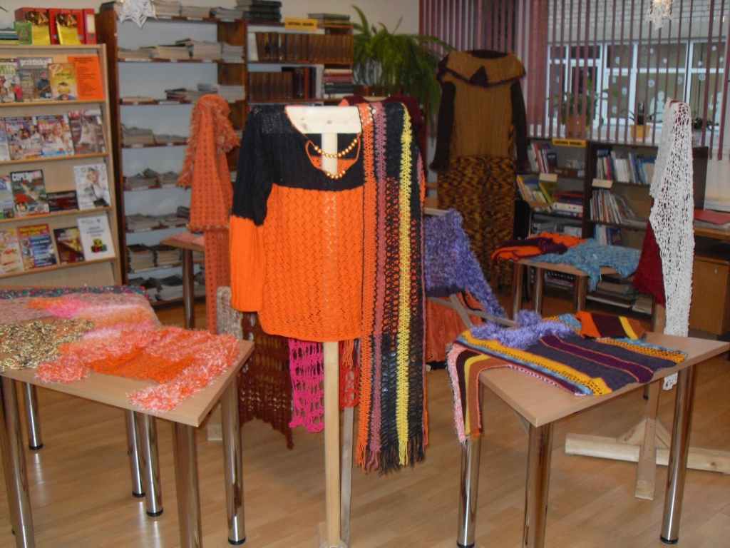 Valles pagasta bibliotēkas lasītavā ik pa laikam aplūkojamas tematiskas izstādes un gada pēdējās darbdienās vēl var skatīt Aijas Dārziņas rokdarbus.
Autors: No albuma.