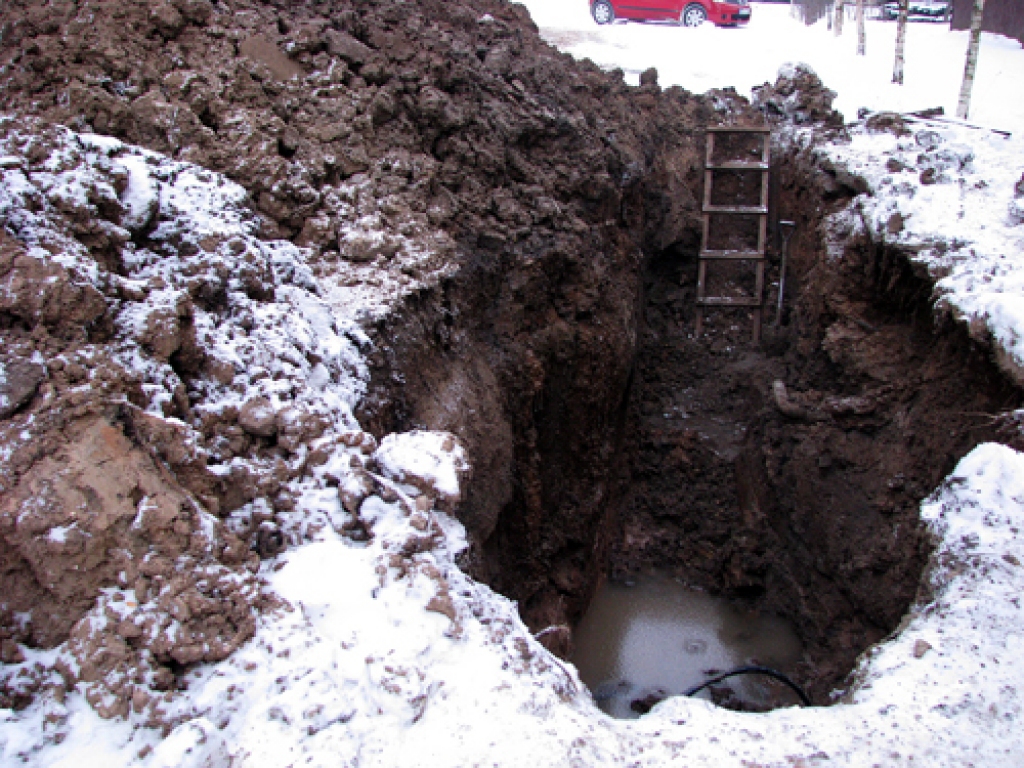 Aiz veikala «Aļaska» notiek ūdenstrases remonts. Vīri pašlaik devušies savākt nepieciešamo remonta pabeigšanai, tāpēc nav darba vietā. 
Autors: Juris Iļņickis