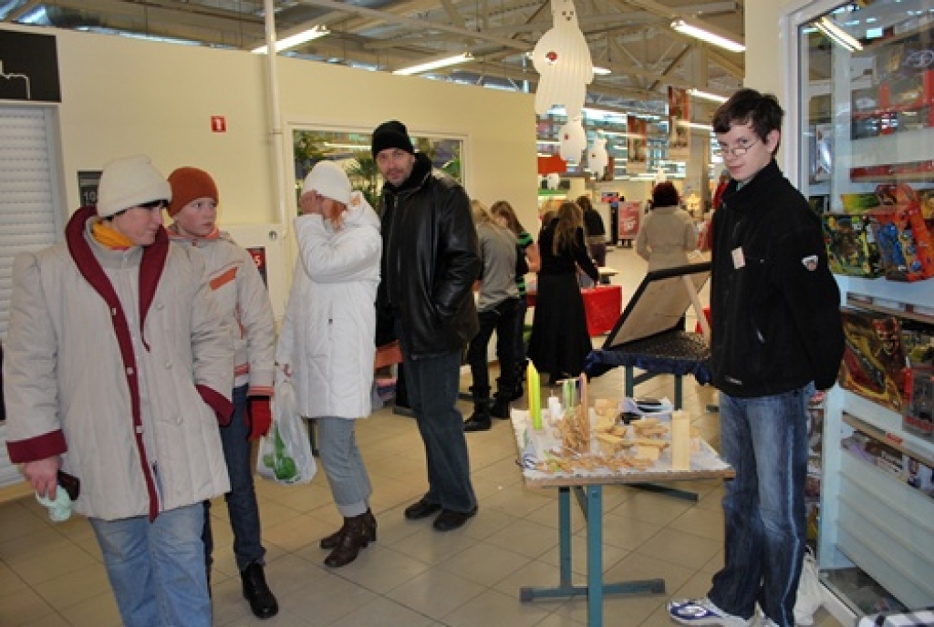 Tomam Donerblicam (no labās), SIA «Koks» īpašniekam, vieta tuvāk veikala ieejai būtu likusies labāk, tomēr tirgošanos viņš atzina par veiksmīgu. 
Autors: Uldis Varnevičs