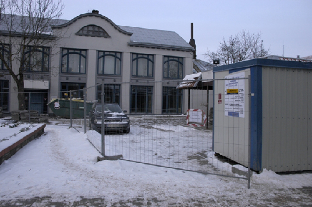 Mūsdienu tehnoloģijas ļauj celtniekiem ēkas remontu veikt arī šķietami tam nepiemērotos apstākļos. SIA «Redmars» NVA Bauskas filiāles ēkas remontu sola pabeigt līdz nākamā gada februāra vidum. 
Autors: Ivars Bogdanovs