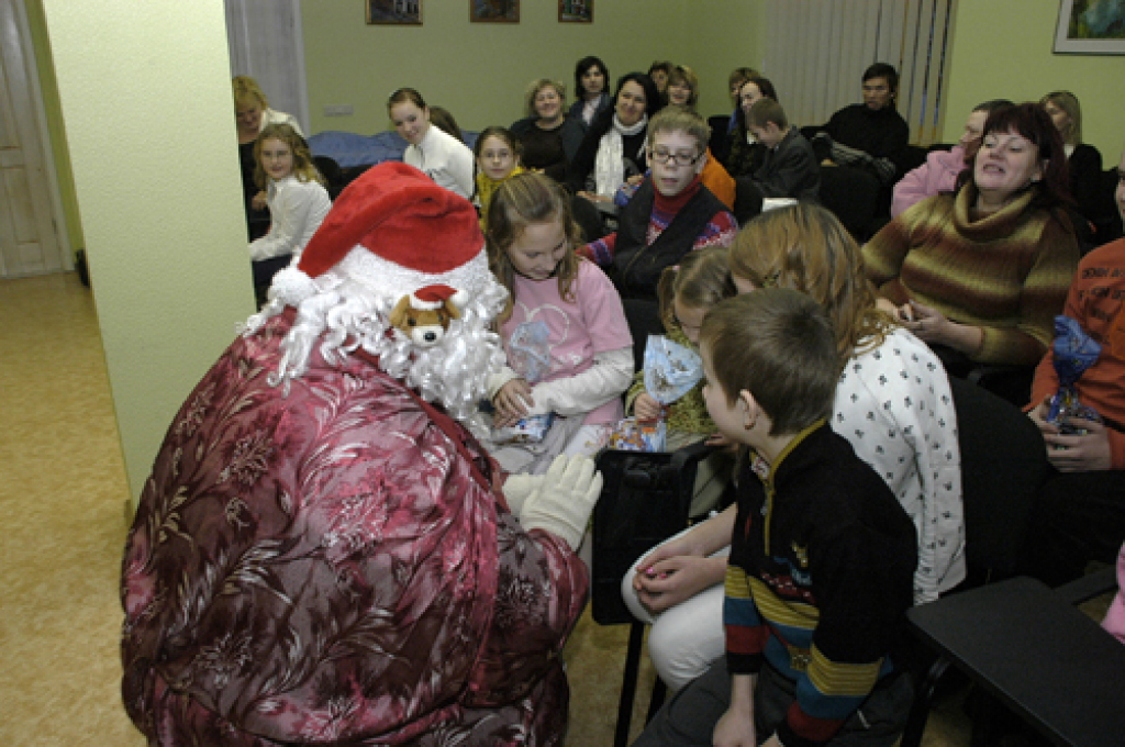 Kopā ar Īslīces skolēniem Bauskas centrā «Ābele» bija ieradies augumā ražens Ziemassvētku vecītis. Viņš bija atnesis saldumus un kaut vai pa vienam dzejoļa pantiņam saņēmēji centās norunāt.
Autors: Ivars Bogdanovs