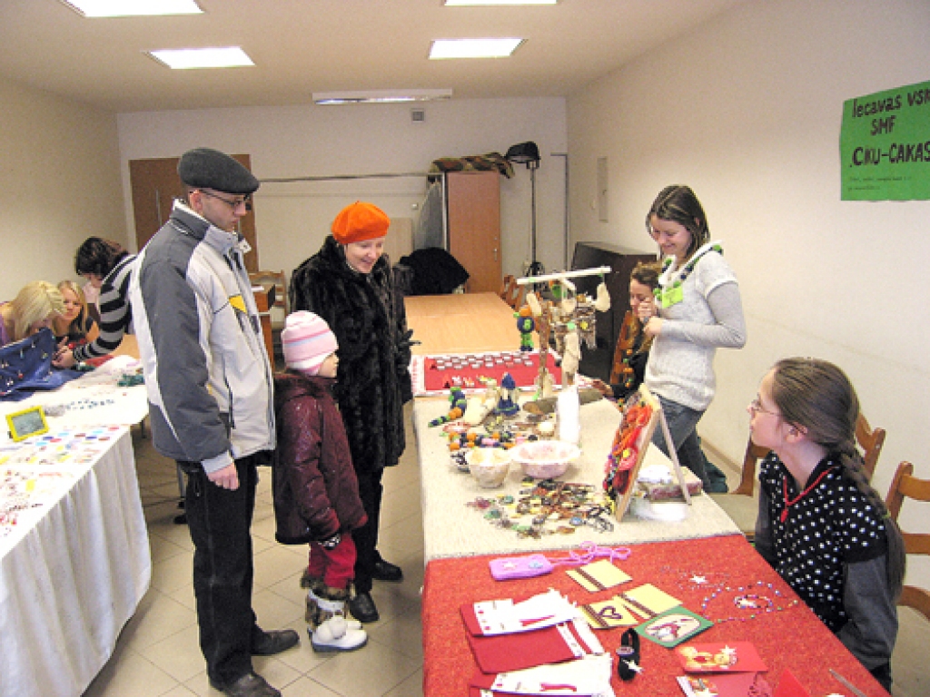 Agnese Zariņa, Iecavas vidusskolas mācību firmas «Ciku-Cakas» īpašniece, kura Skolēnu mācību uzņēmumu festivālā Rīgā ieguva publikas simpātiju balvu, krāsaino preci izrāda pircējiem.
Autors: Antra Zariņa